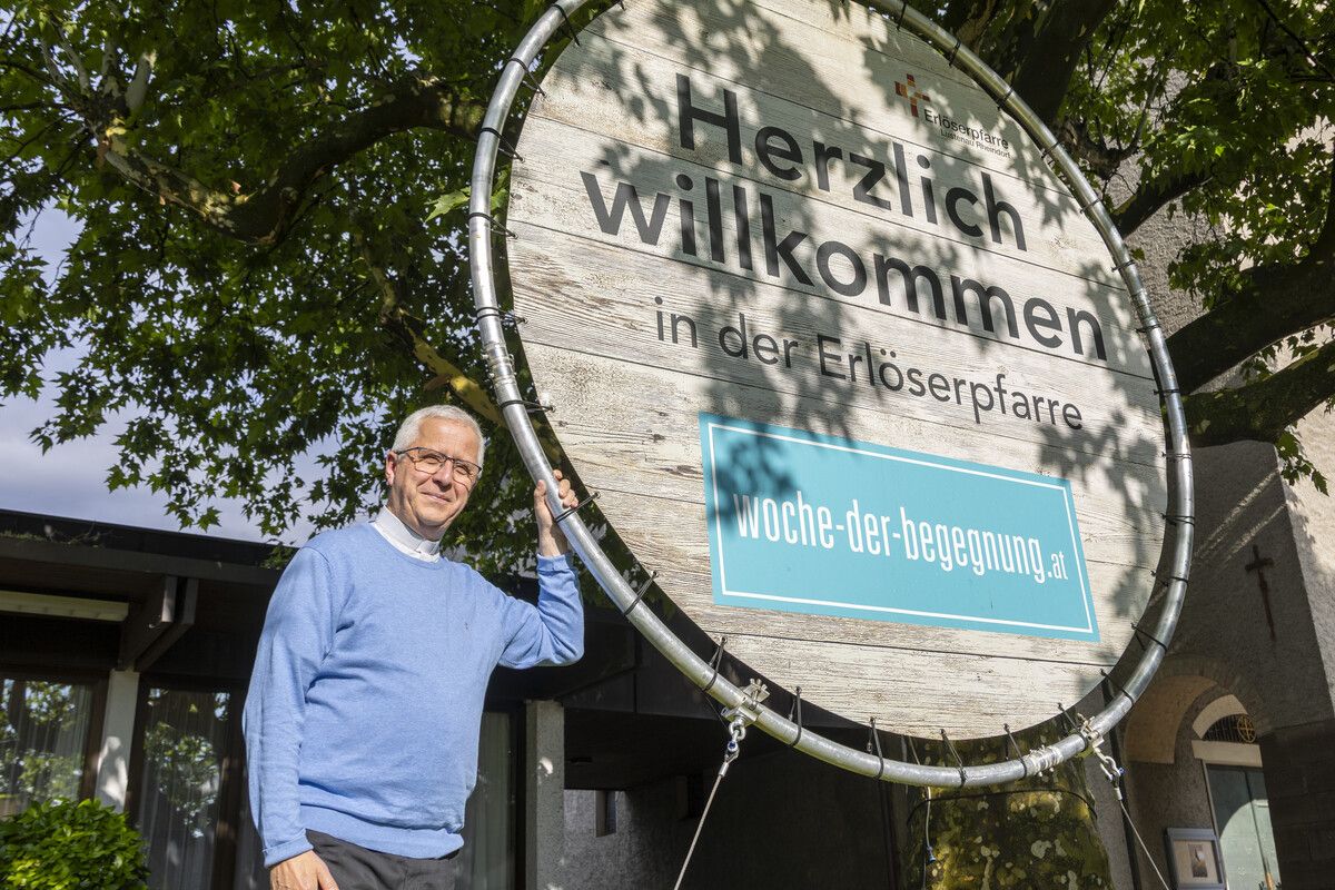 Thomas Sauter lädt ein. Das bringt er auch auf Transparenten vor dem Gotteshaus zur Kenntnis. Seit 2003 ist er in Lustenau Pfarrer.⇒ VN/Paulitsch. Pfarre Rheindorf