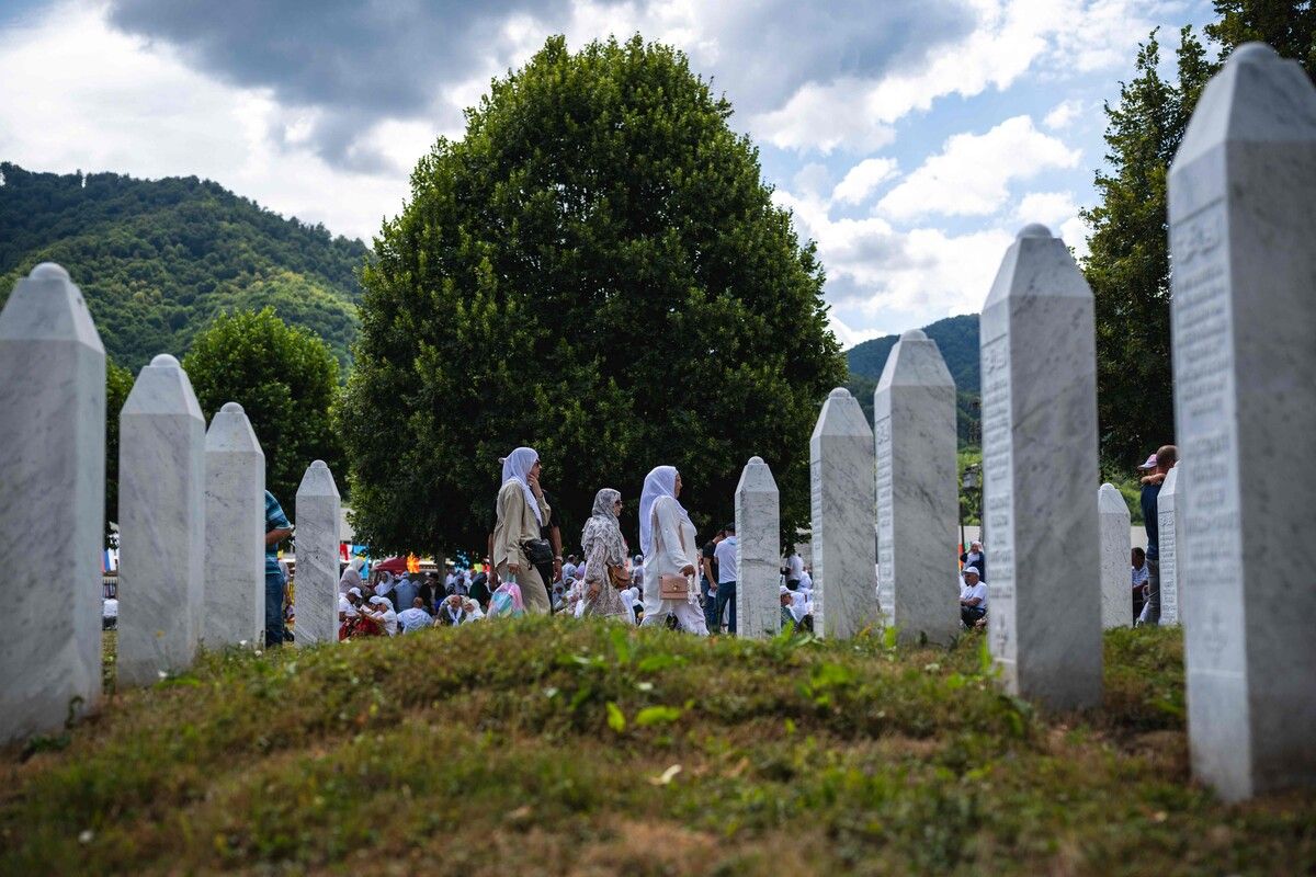 Über 150.000 Menschen haben sich laut Medienberichten am Freitag in Potočari bei der Gedenkfeier für die Opfer des 30 Jahre zurückliegenden Völkermordes von Srebrenica eingefunden. AFP (4), dpa