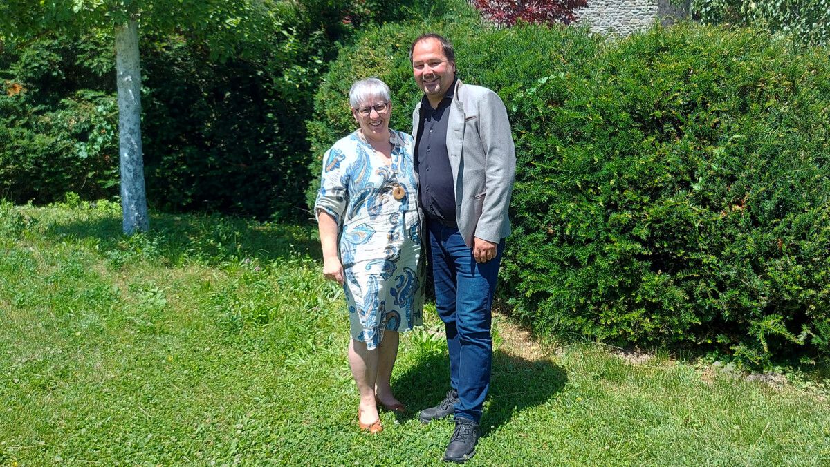 Übergabe Bei der Österreichischen Hotelvereinigung übernahm Oswald Jäger (Hotel Jägeralpe in Warth) die Führung der Landesgruppe Vorarlberg von Heike Ladurner-Strolz, die nun Fachgruppenobfrau der Hotellerie in der Wirtschaftskammer ist. Ihr Motto: „Wir ziehen an einem Strang in dieselbe Richtung.“ ⇒ ÖHV