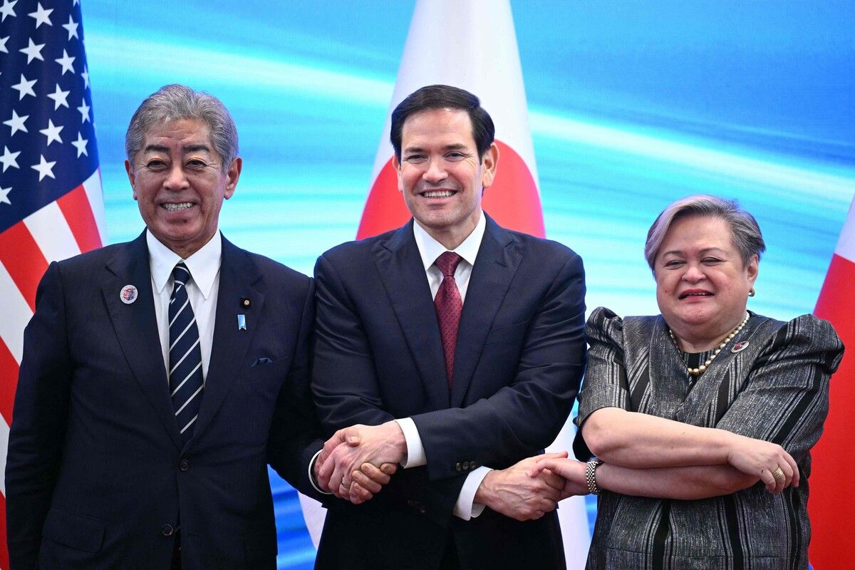 US-Außenminister Marco Rubio (M.) posiert für Fotos mit dem japanischen Außenminister Takeshi Iwaya und der philippinischen Außenministerin Theresa Lazaro bei einem trilateralen Treffen während der 58. Tagung der Außenminister des Verbandes Südostasiatischer Nationen in Kuala Lumpur. AFP (4); dpa
