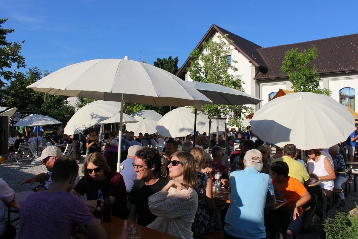 Volles Haus und beste Stimmung beim „Hock im Park“ der Lauteracher Bürgermusik. ⇒STP