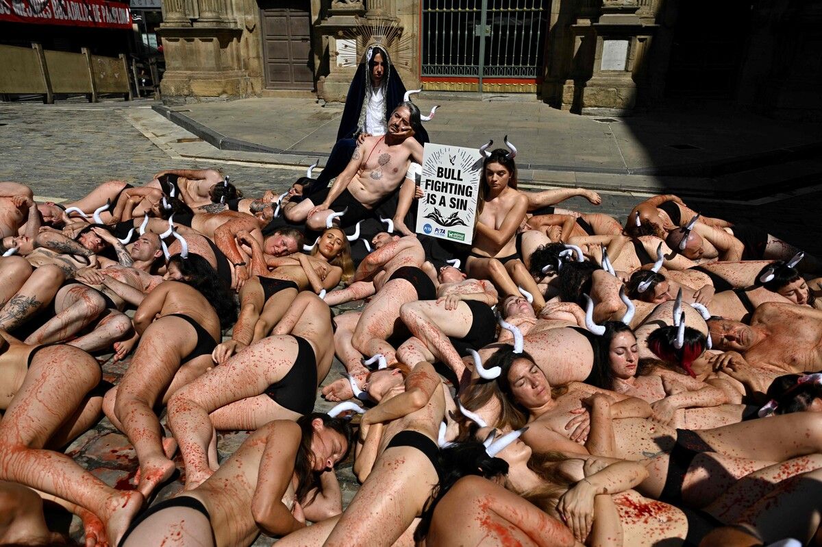 Vor dem Start des berühmten San-Fermin-Festivals in Pamplona haben Tierschutzorganisationen wie PETA gegen den traditionellen Stierkampf protestiert. AFP (5)