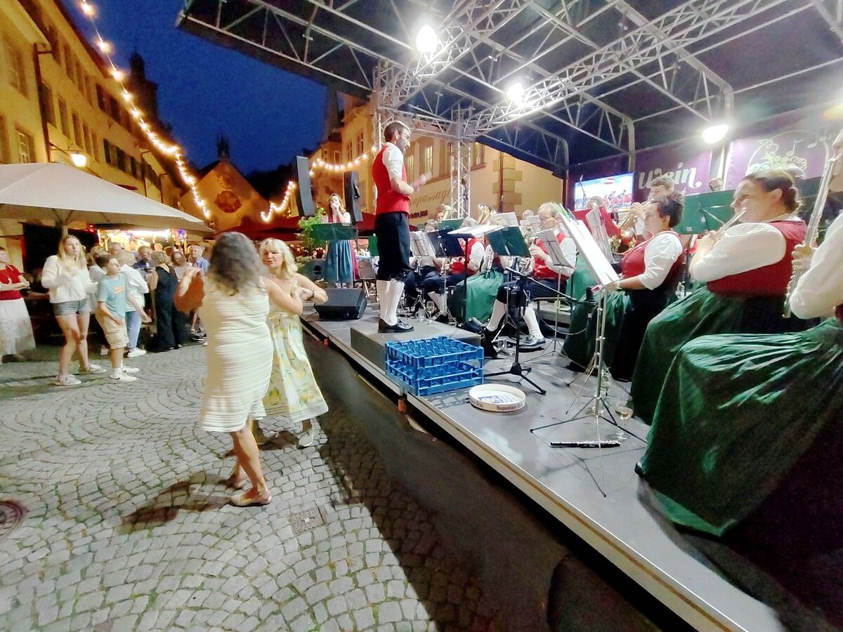 Vor der Bühne wurde gut gelaunt das Tanzbein geschwungen.⇒Henning Heilmann