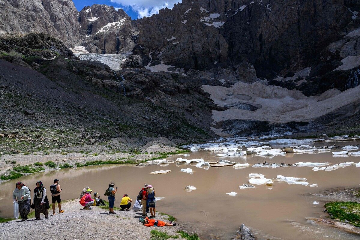 Wanderer betrachten die abgeschmolzenen Eisstücke am Cilo-Gletscher in der Türkei. Durch die Erderwärmung schmelzen die Eisdecken immer rasanter.