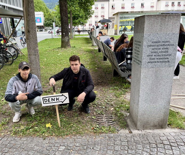 Weiße Pfeile sollen die Fußgänger auf den Gedenkstein aufmerksam machen.⇒Stadt