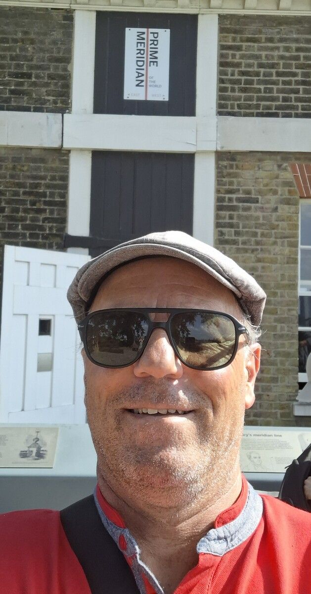 Werner Schwarz im Zentrum der Weltzeit. Durch das Royal Greenwich Observatory in London verläuft der Nullmeridian, der die Erde in West und Ost teilt.