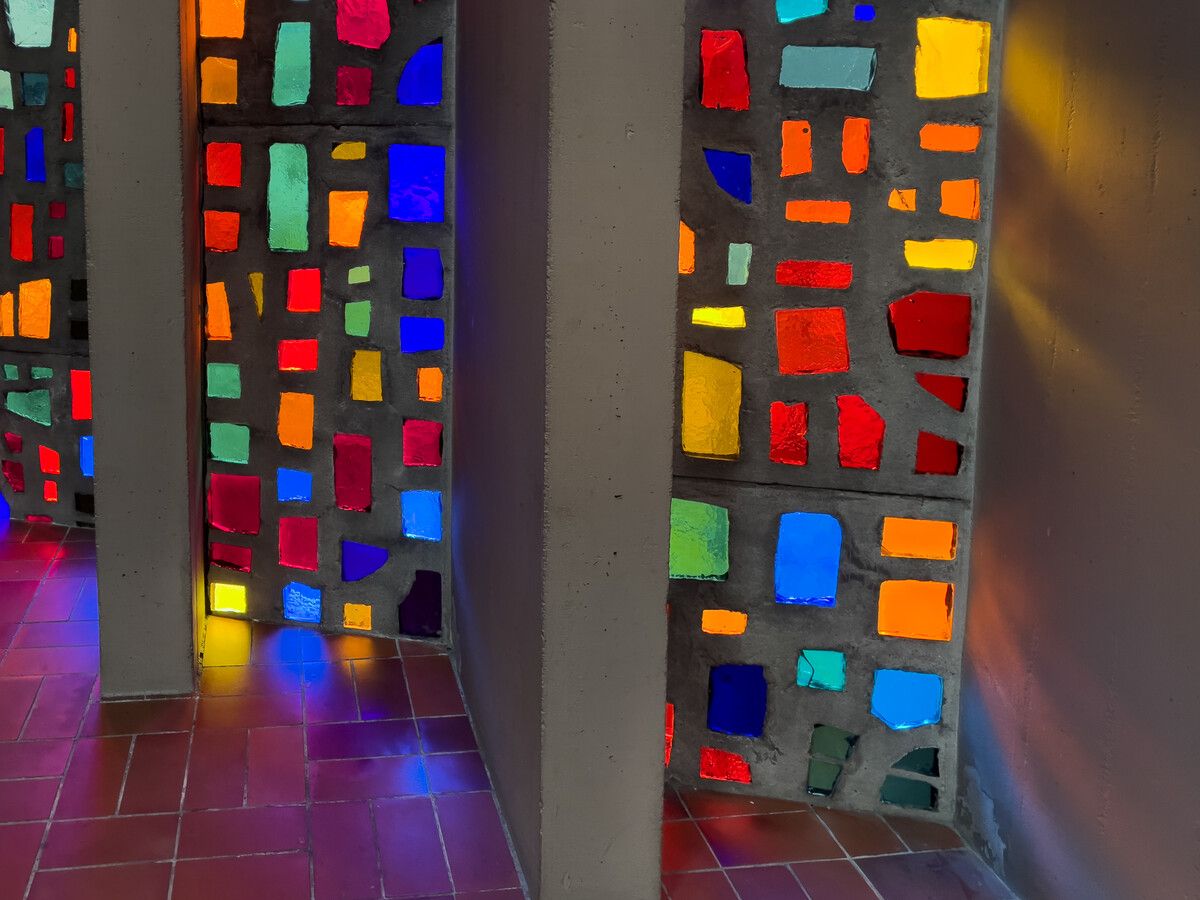 Wie gewohnt bringen die Glassteine bunte Lichteffekte in den Altarraum.