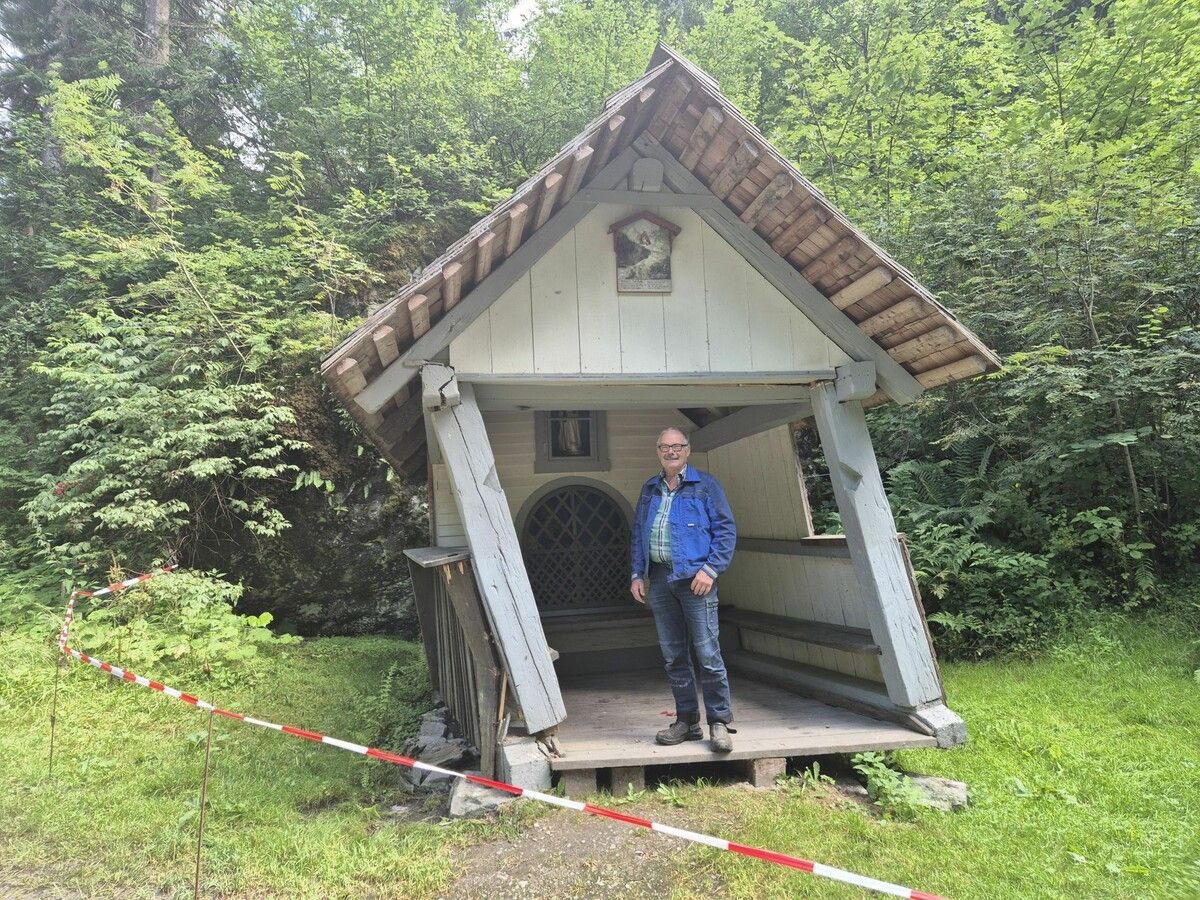 Wie schräg die Kapelle wirklich steht, macht dieses Bild hier deutlich. ⇒VN/JUN