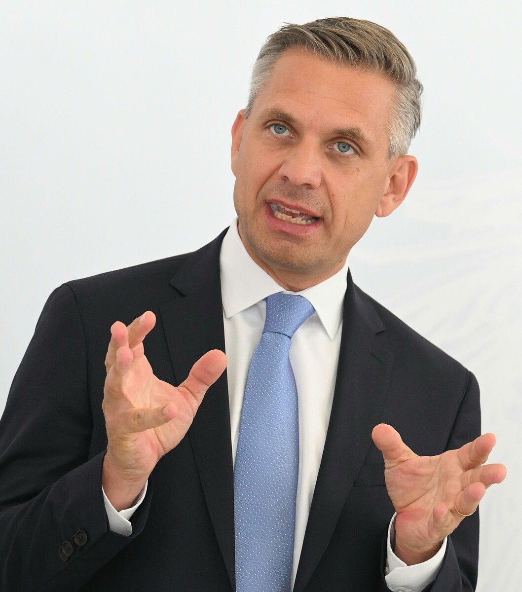 Wirtschaftsminister Hattmannsdorfer präsentierte die Pläne.⇒APA