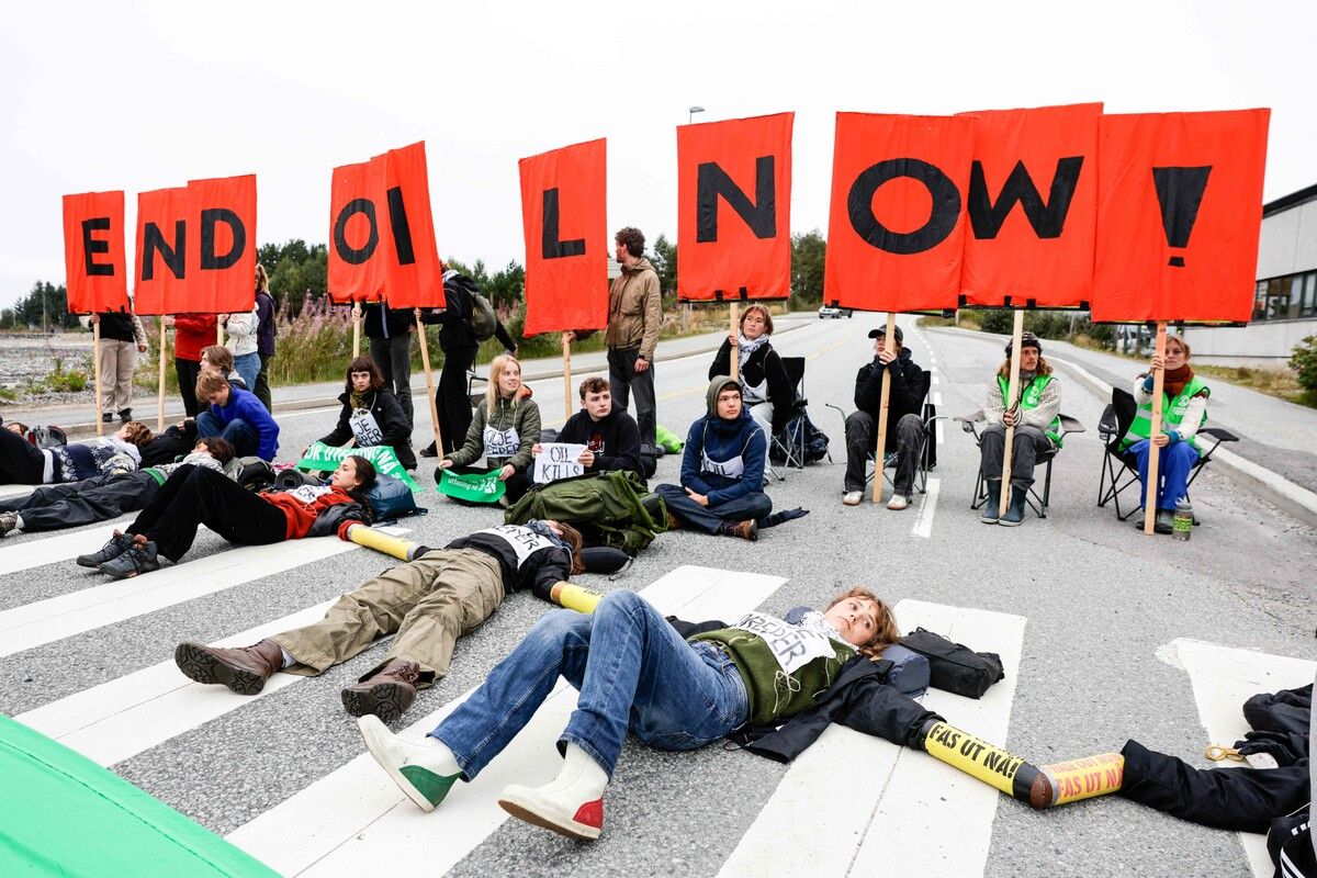 Aktivisten der Klimagruppe Extinction Rebellion protestieren an der Ölraffinerie von Equinor im schwedischen Mongstad. AFP (5)