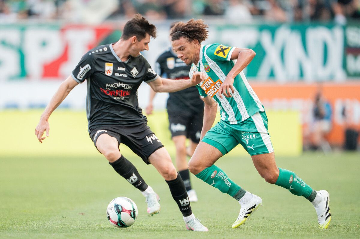 Als einziger Altach-Spieler war Abwehrchef Benedikt Zech, im Bild gegen Rapids Janis Antiste, auch beim letzten Punktgewinn gegen die Hütteldorfer mit dabei.⇒gepa