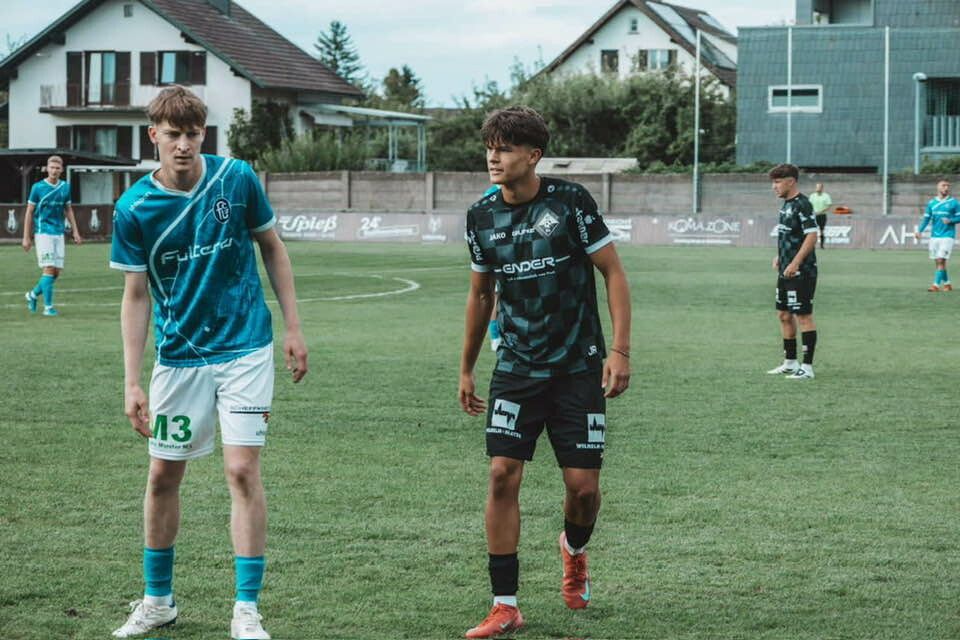 Altach-Juniors-Kicker Nemanja Krstovic (r.) rückt im Derby in den Fokus.⇒TK