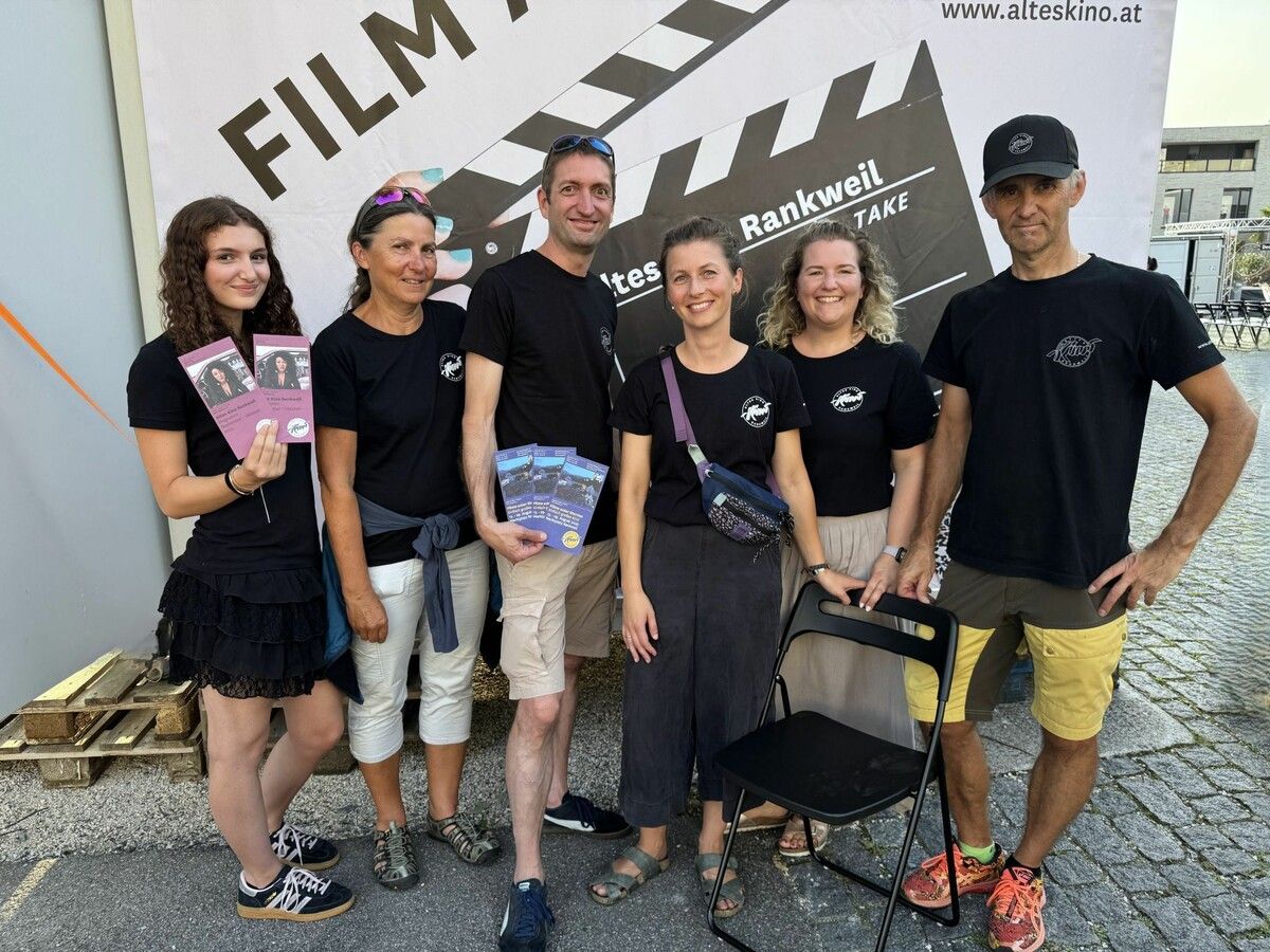 Altes-Kino-GF Katharina Leissing, Obmann Michael Mathis mit Tochter Ronja, Sigrid Prommer, Anna Wally und Walter Höller bei der Auftaktveranstaltung.⇒Sigrid Juen