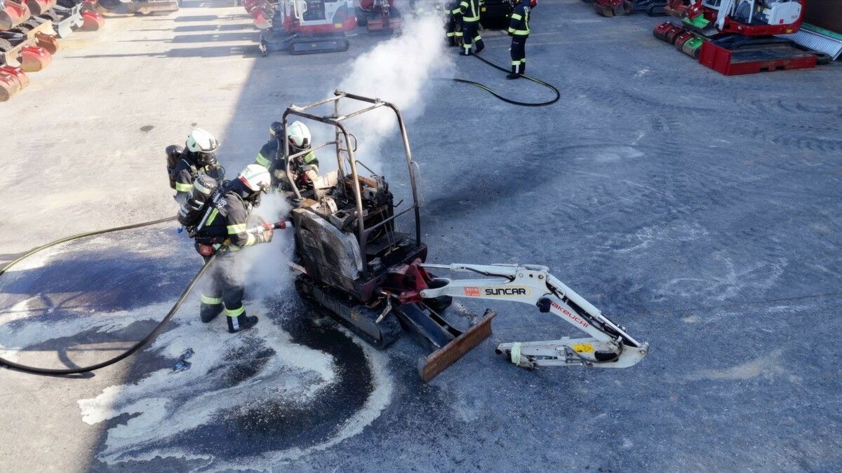 Am Samstagmorgen, kurz nach 9 Uhr, fing der Bagger erneut Feuer. ⇒Shourot