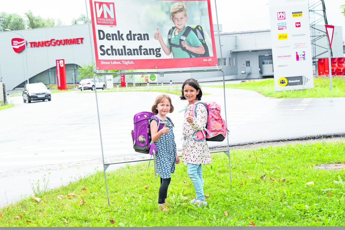 Amrei (l.) und ihre beste Freundin Mayla genießen jetzt noch die freie Zeit, sind aber auch schon voller Vorfreude auf den Schulstart.⇒VN/Serra