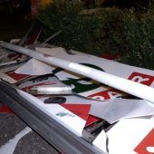Frontal gegen Schranke: Vier Verletzte