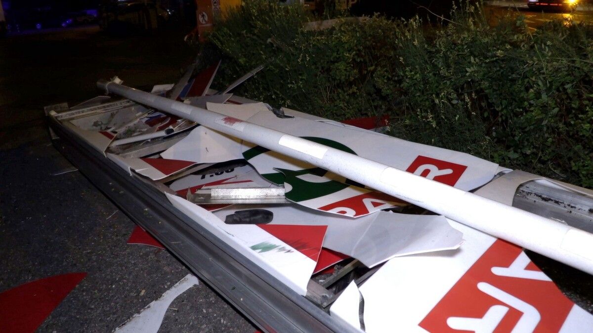 An der Schrankenanlage und einem Geschäftsschild eines Supermarktes entstand großer Sachschaden.⇒vol (2)