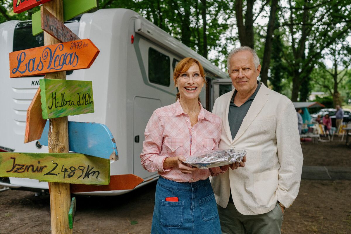 Andrea Sawatzki mit Film-Ehemann Axel Milberg in der neuen Folge „Familie Bundschuh – Wir machen Camping“.⇒ ZDF/A. Gross