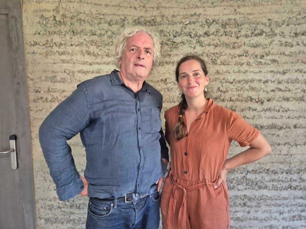 Anna-Pia und Martin Rauch (Lehm Ton Erde) veranstalten ein Lehmschlickerbad in Buchboden. ⇒VN/JUN