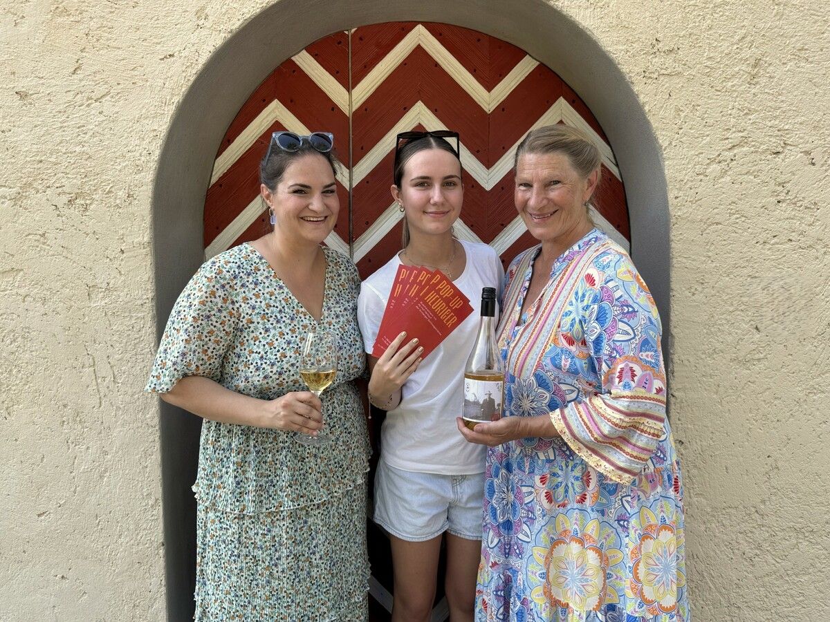 Anna Zillinger-Scheyer, Ida Gehrer und Jutta Scheyer beim Pop-up-Heurigen auf Schloss Amberg.⇒SIE