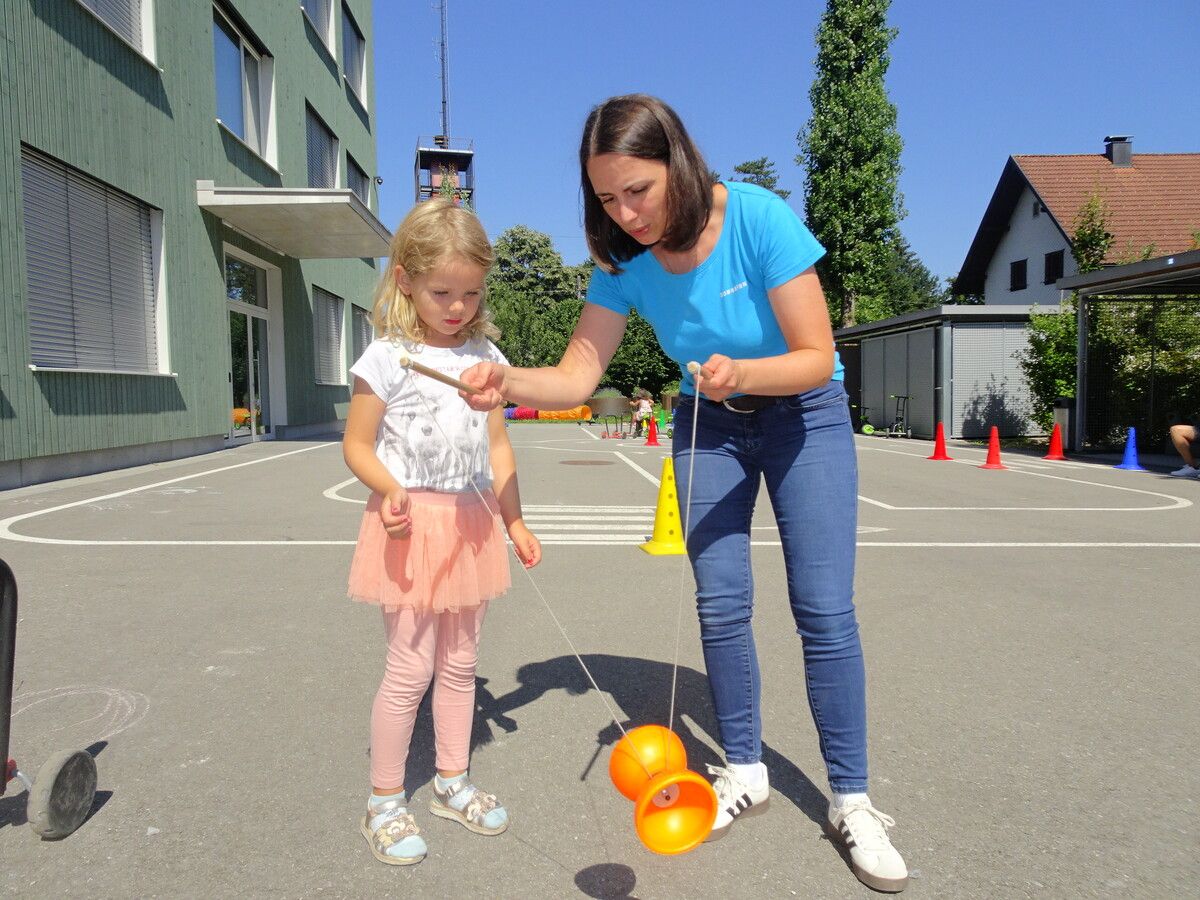Anne Karakas vom Familienzentrum Treffpunkt an der Ach zeigt den Kindern, was es alles für tolle Geräte zum Spielen gibt.