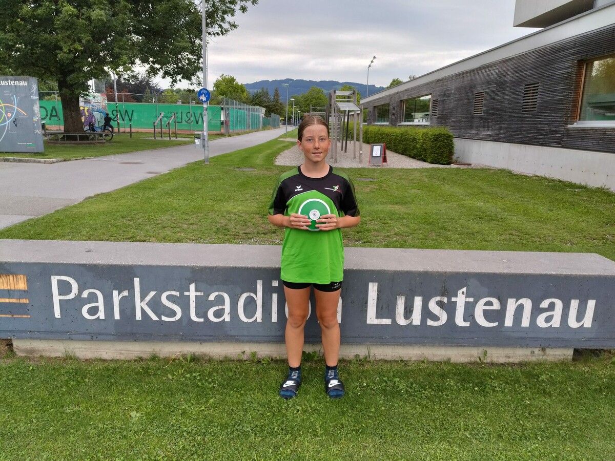 Annika Burtscher übertrifft das U16-Limit im Diskuswurf und feiert drei Erfolge.⇒Turnerschaft Weiler