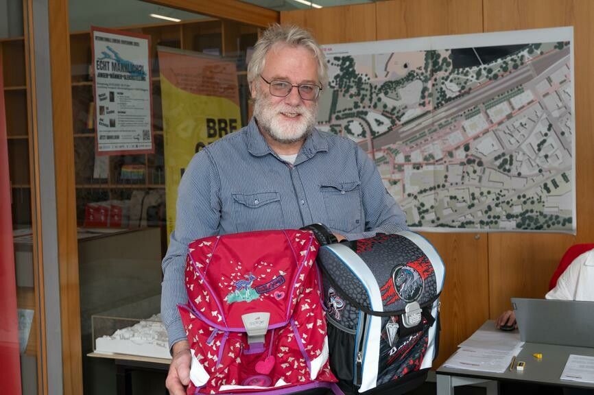 Anton Schäfer, Landesvorsitzender der Volkshilfe Vorarlberg, unterstützt unter anderem mit gratis Schultaschen. ⇒VN/ Serra