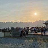100 Drohnen erleuchten Nachthimmel