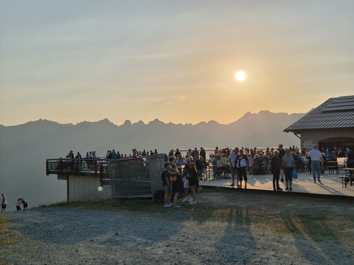 Auf der Bella Nova war einiges los. Die Besucher bekamen einen schönen Sonnenuntergang präsentiert. ⇒VN/JUN