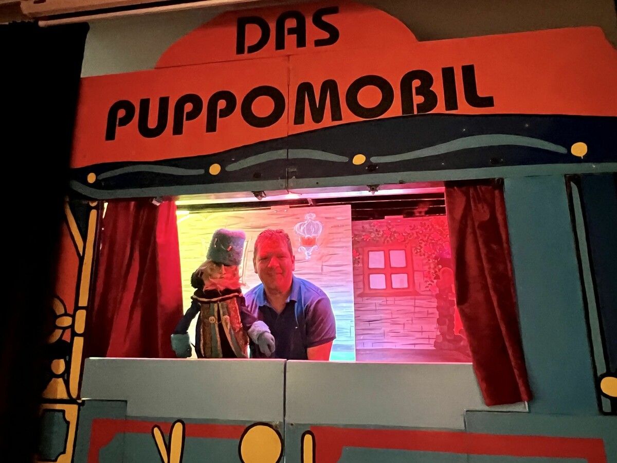 Auf der Bühne erzählt Christian Mair unterschiedliche Geschichten.