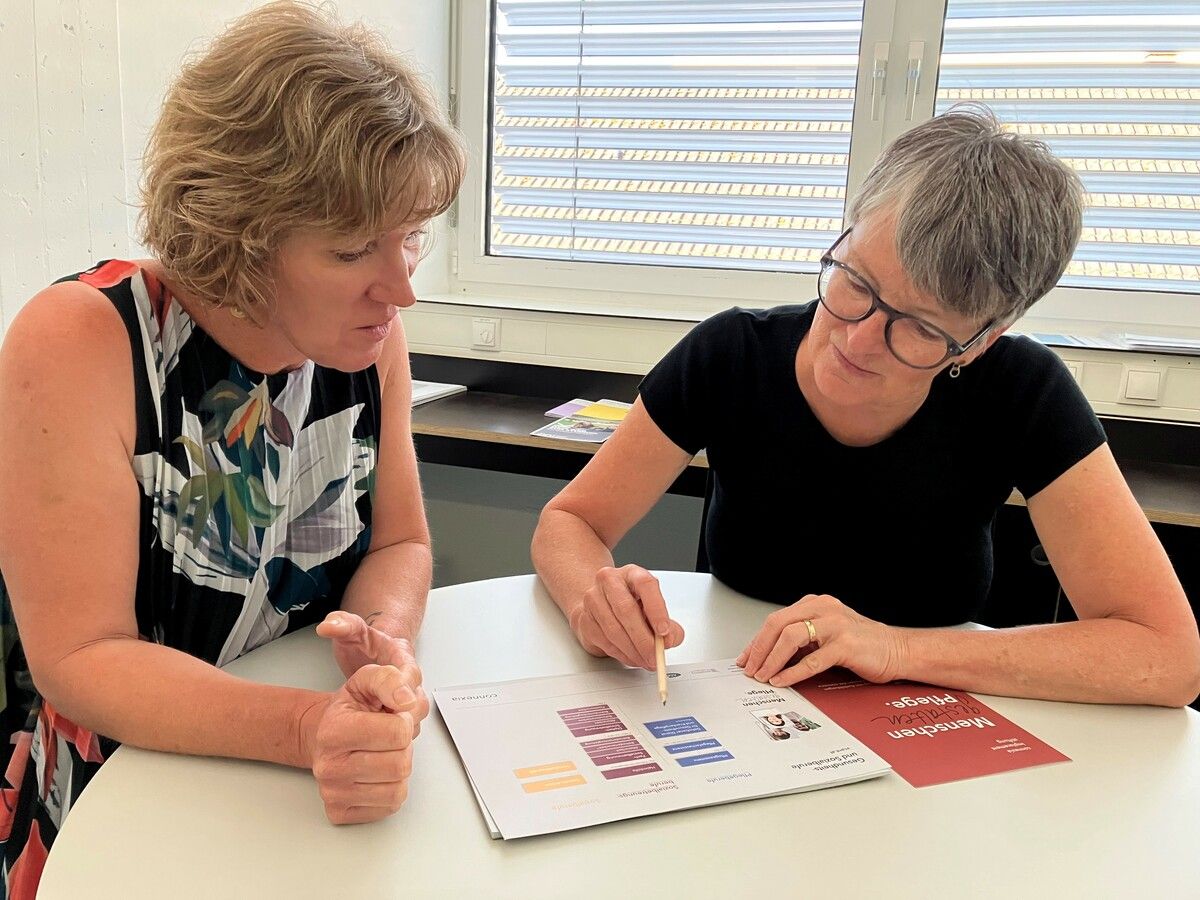 Carola Polz (l.) wusste die Infos von Reingard Feßler zu schätzen und zu nutzen. ⇒Connexia, Polz