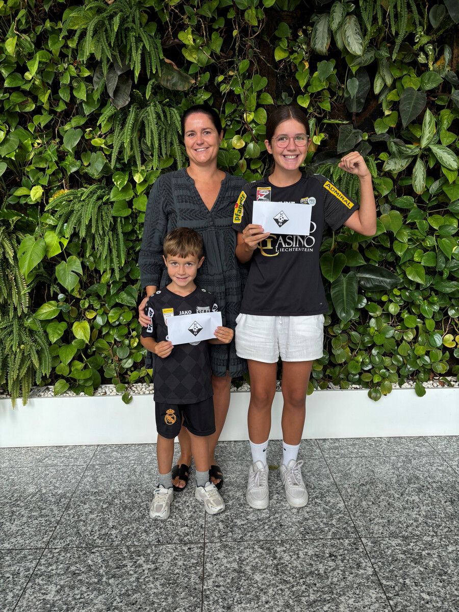 Caroline Wiesinger mit ihren beiden Kindern Hannah und Maximilian. Die Freude über den Gewinn zweier Saison-VIP-Karten war riesig.⇒VN