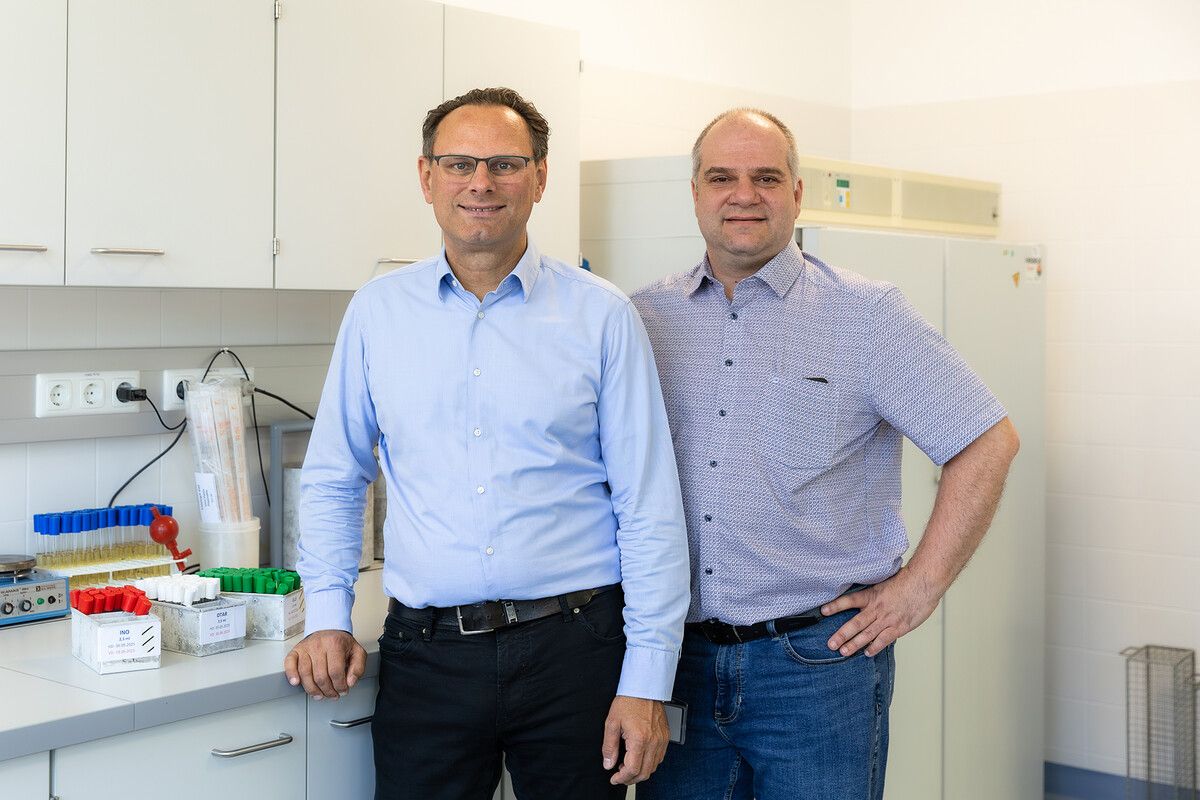 Christoph Högenauer (links) und Stefan Schild haben mögliche wichtige Zusammenhänge bei einer Darmerkrankung aufgedeckt.⇒Med Uni Graz/Wittmann