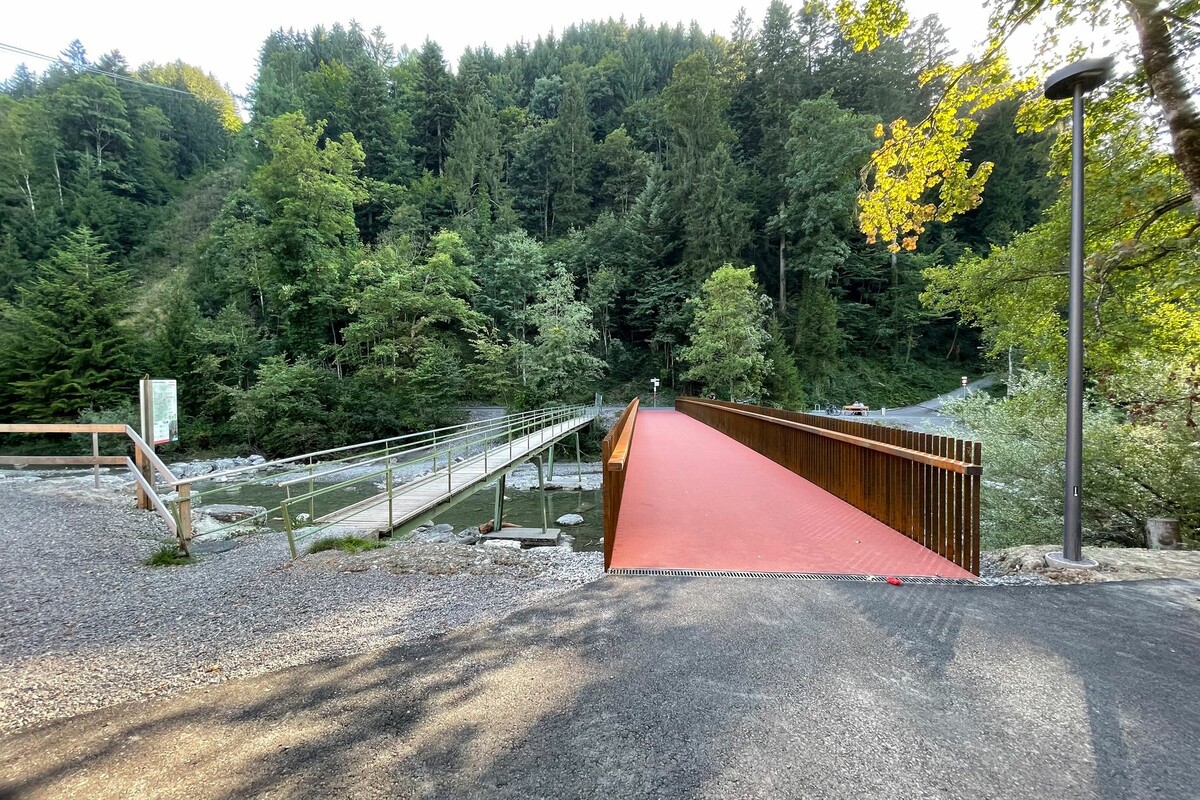 Das 30 Meter lange Stahltragwerk (l.) wird in drei Segmente zerlegt.⇒Stadt