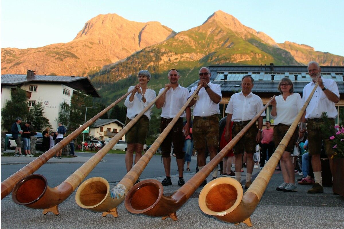 Das Alphorn-Ensemble Warther Horn unter Leitung von Heinz Feuerstein verkürzte den zahlreichen Gästen ebenso wie das Farbenspiel der untergehenden Sonne die Wartezeit auf die Bergfeuer-Entzündung.⇒STP (4)