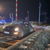 Mit Pkw auf dem Bahngleis gelandet