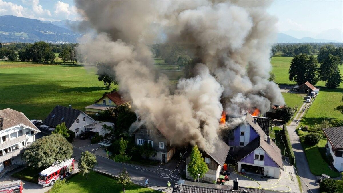 Das Feuer hatte auf mehrere Häuser in der Lerchenauerstraße in Lauterach übergegriffen.⇒M. Shourot