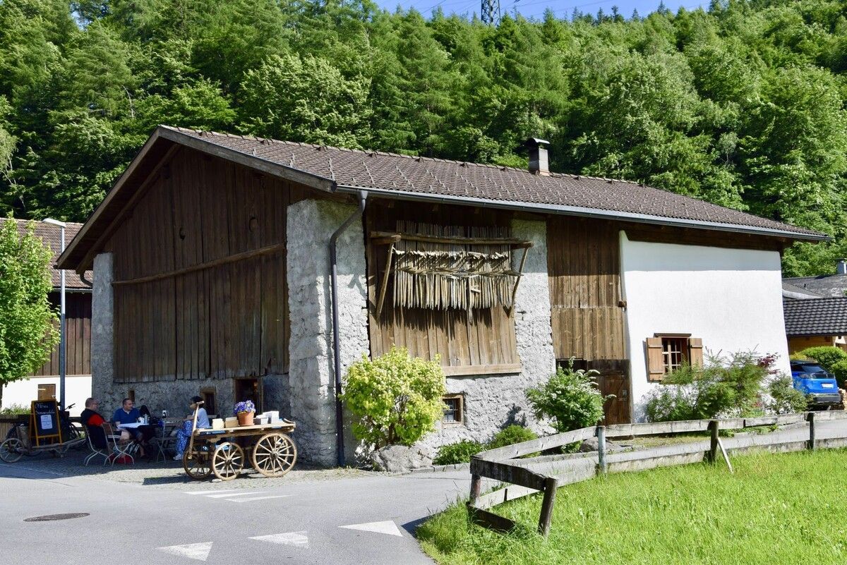 Das Haus Lorüns 10 befindet sich gegenüber dem Gemeindeamt Lorüns, direkt am Radweg.