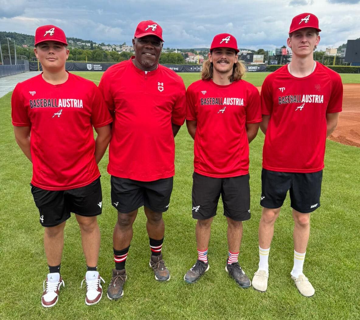 Das Ländle-Quartett im rot-weiß-roten Team für die U23-EM, von links: Paul Kerhe, Assistent-Coach Anthony Bennett, Caleb Topper sowie Moritz Riedmann.⇒VN