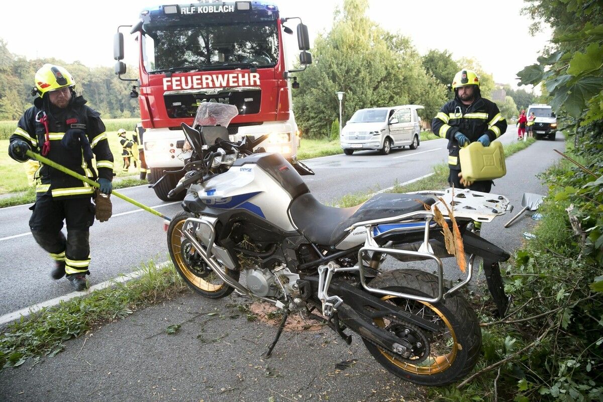Das Motorrad wurde mittels Seilwinde auf die Straße gezogen.⇒Mathis (2)