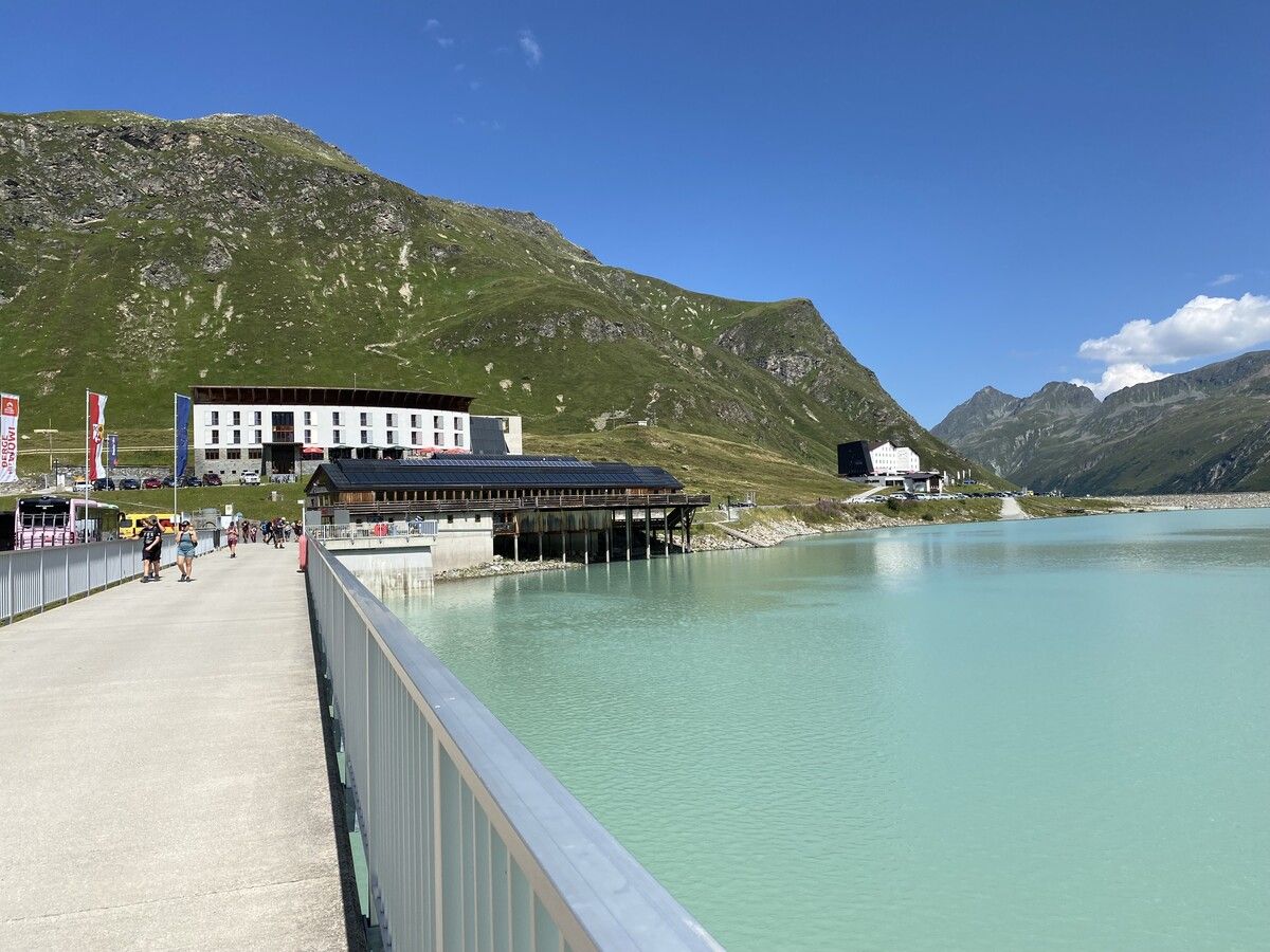 Das Silvrettahaus (links) und der Gasthof Piz Buin (rechts) spüren die Auswirkungen der Sperre der Silvretta-Hochalpenstraße gleichermaßen.