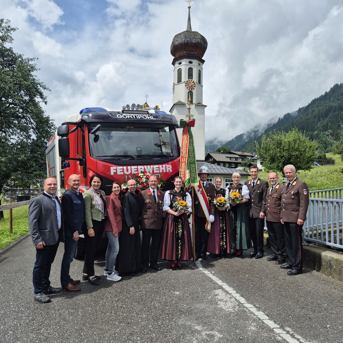 Das traditionelle Dorffest bot einen besonderen Höhepunkt: Das neue Fahrzeug der Feuerwehr Gortipohl ist einsatzbereit.⇒ STL