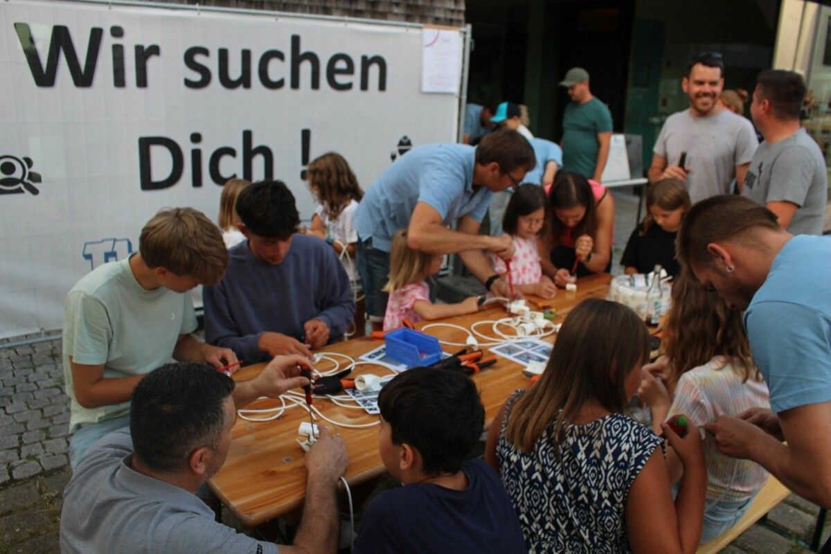Das Traditionsunternehmen Thurner Elektrobau nutzte den Käsklatsch-Auftritt auch zur Mitarbeiterwerbung.