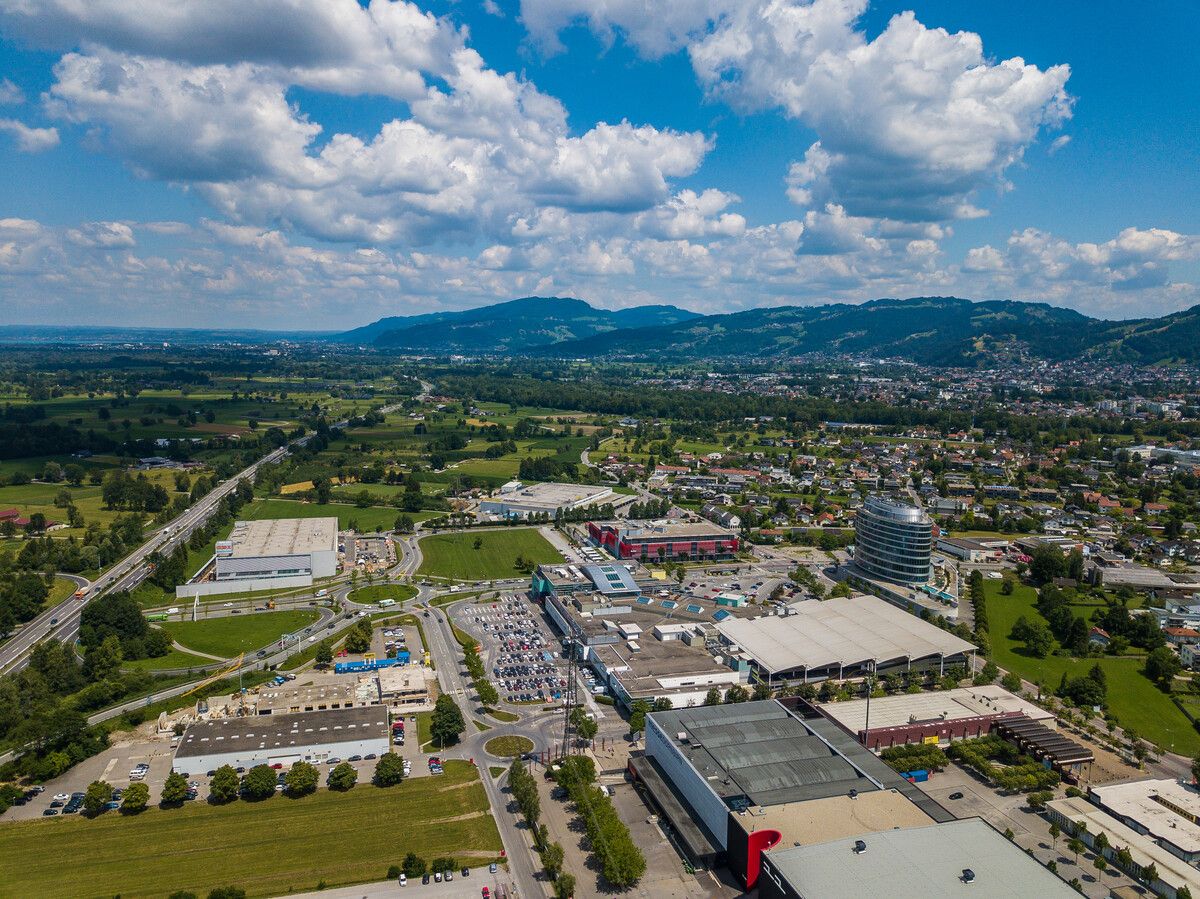 Das vorgesehene Ausweichquartier soll auf dem Areal des ehemaligen Baumax-Gebäudes (im Bild links unten) entstehen.⇒VN/Steurer