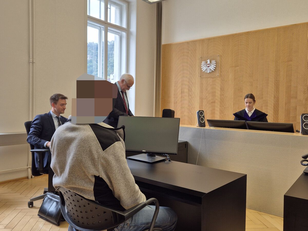 Der Angeklagte beim Prozess vor Richterin Franziska Klammer. ⇒Eckert