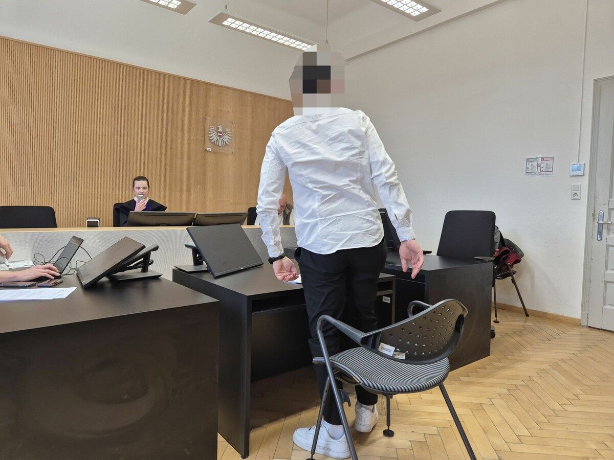 Der Angeklagte nimmt bei der Verhandlung Platz: „Das alles war nur ein Missverständnis.“ ⇒EC
