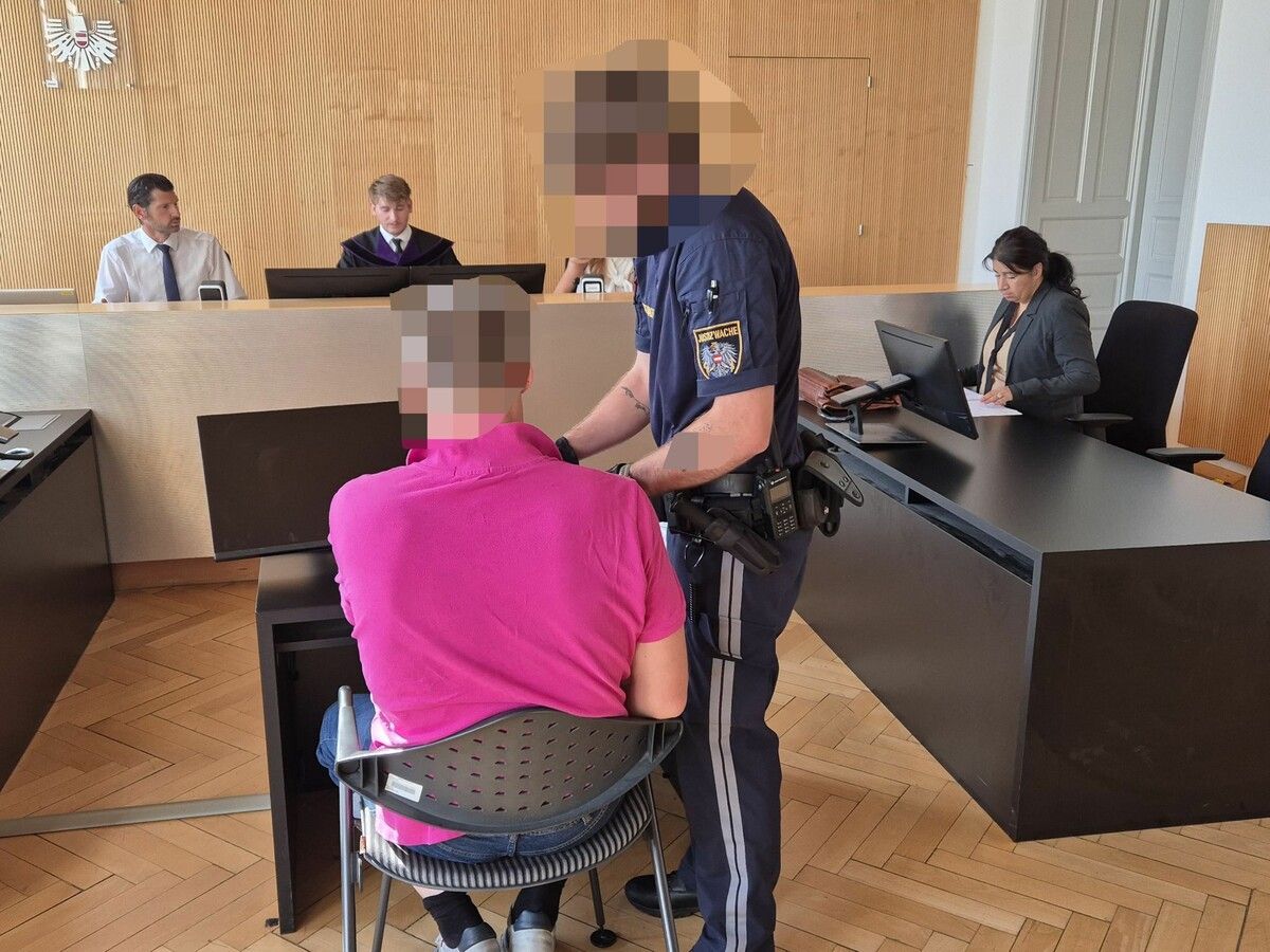 Der aus dem Gefängnis vorgeführte Angeklagte beim Prozess vor Gericht. ⇒Eckert