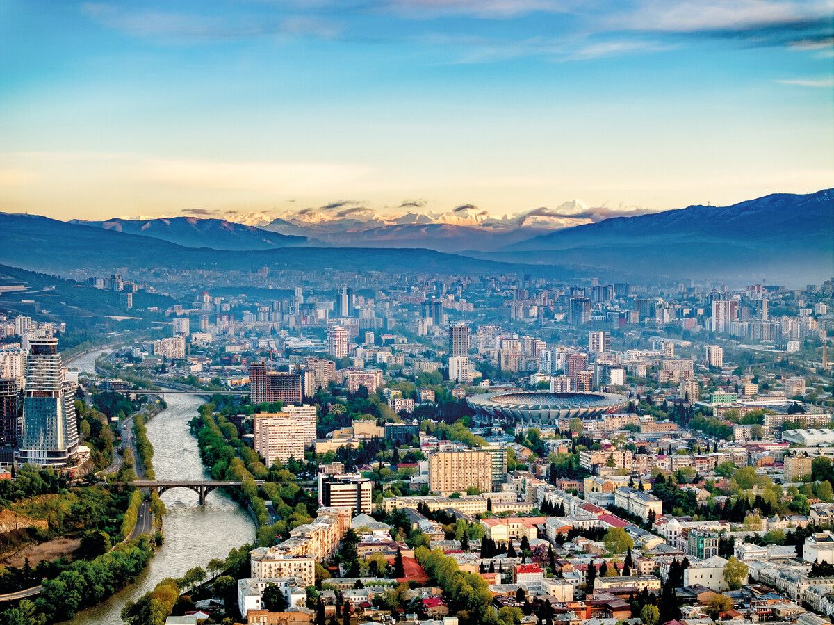 Der Blick auf die Skyline von Tiflis mit den Bergen im Hintergrund.⇒Edelweiss/Loren Bedeli
