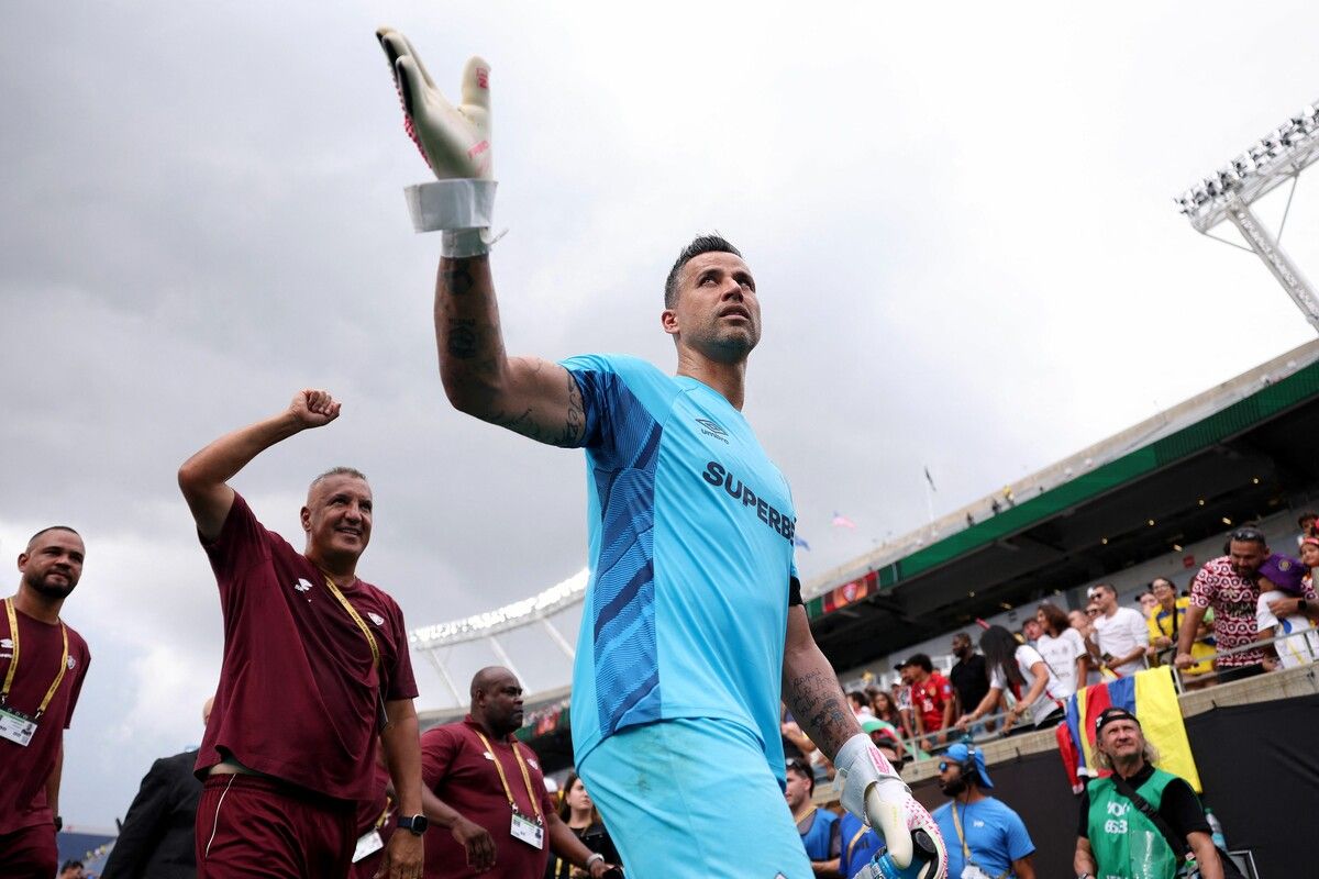 Der brasilianische Tormann Fábio, aktuell für Fluminense aktiv, stellte mit 1391 Profi-Spielen einen neuen Weltrekord auf – und löste damit Englands Peter Shilton ab.⇒afp