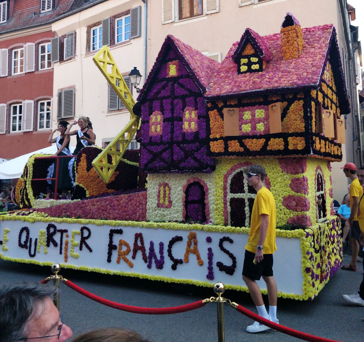 Der Corso Fleuri ist berühmt für seine mit Blumen geschmückten Wagen. ⇒Stadt Dornbirn